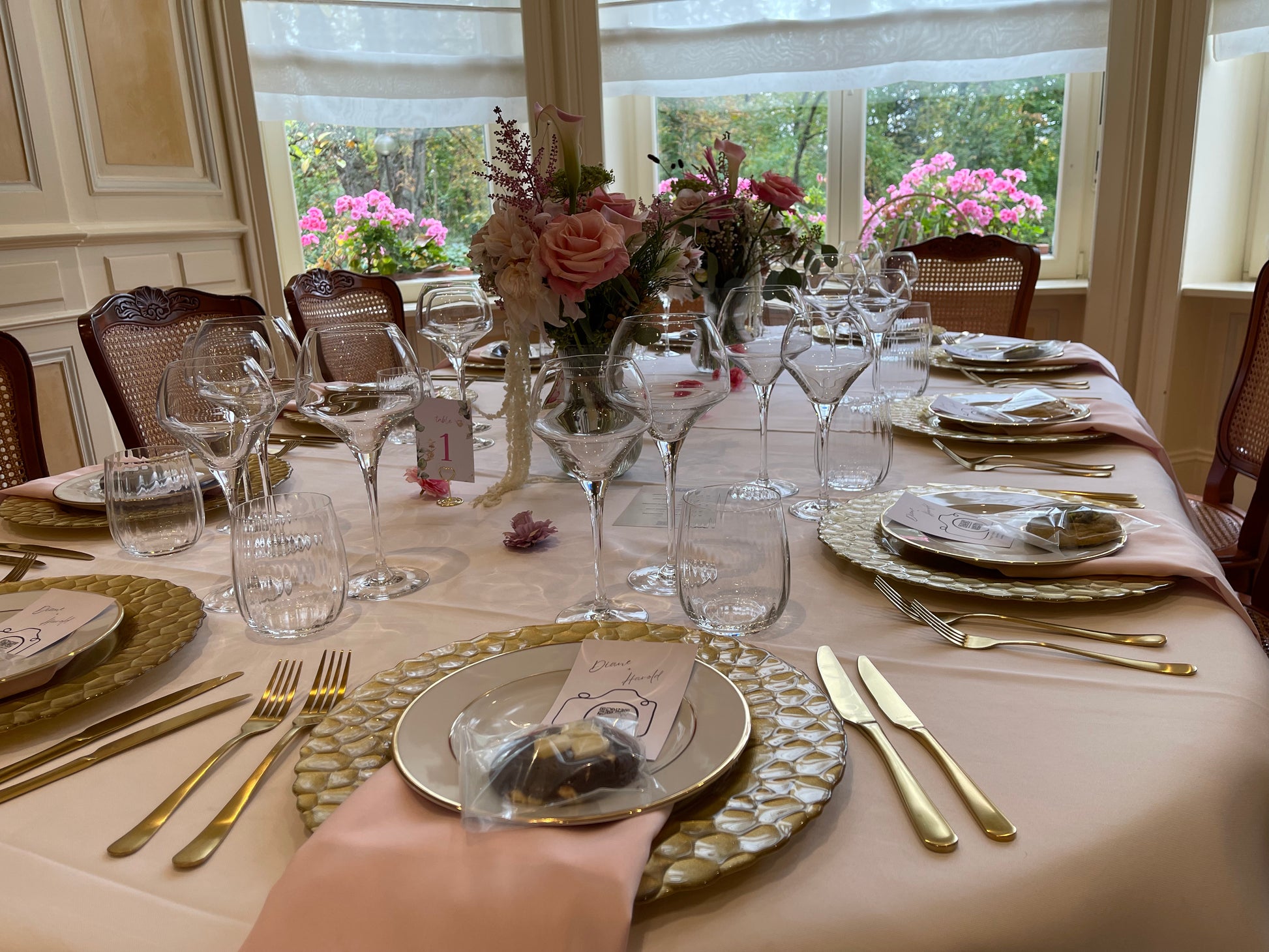 : Table de mariage dressée dans la Villa du Parc, ambiance chic et raffinée