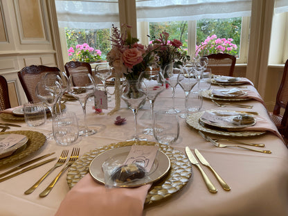 : Table de mariage dressée dans la Villa du Parc, ambiance chic et raffinée