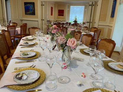 Table de mariage dressée dans la Villa du Parc, ambiance chic et raffinée