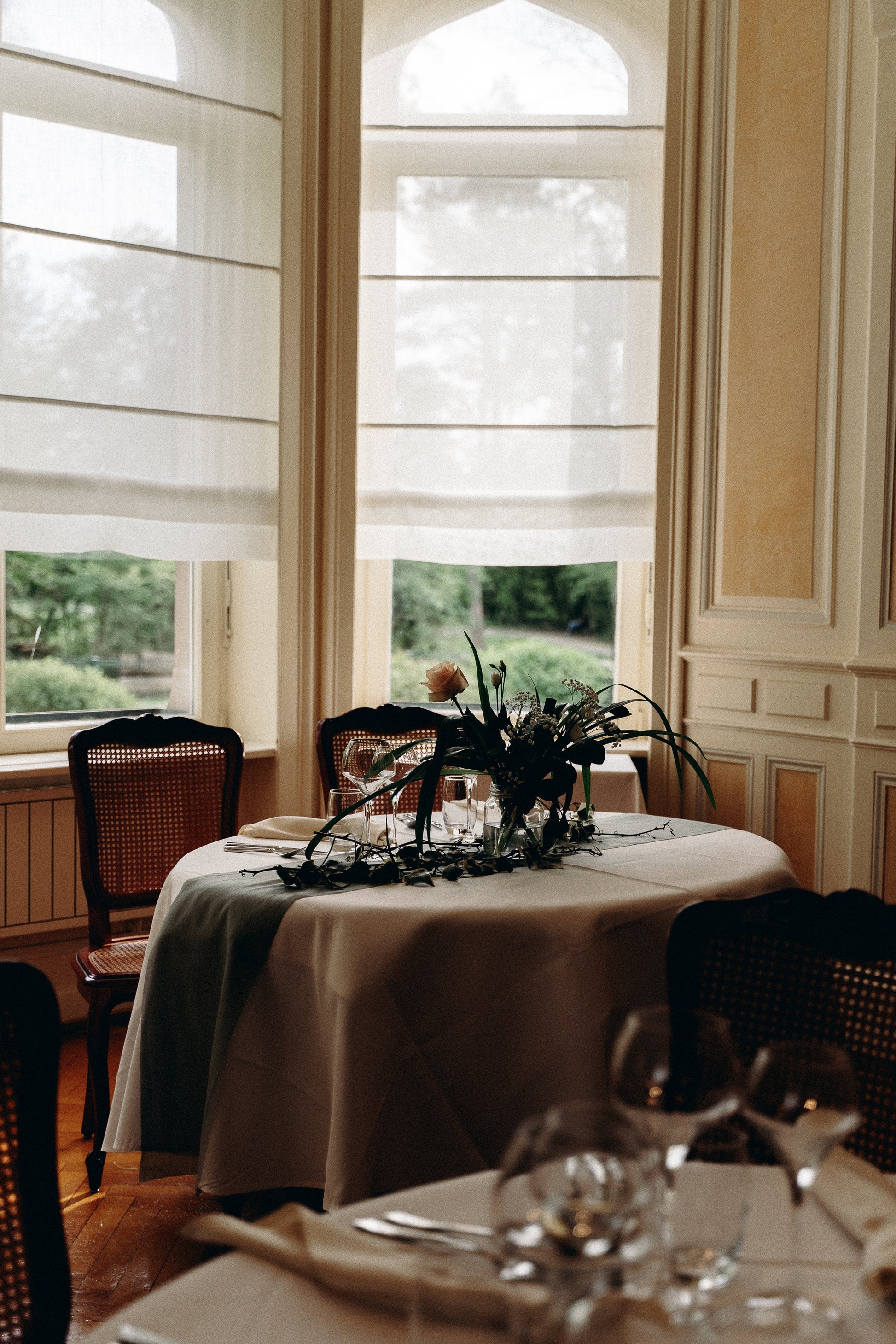 Décoration de salle élégante pour mariage à la Villa du Parc en Alsace