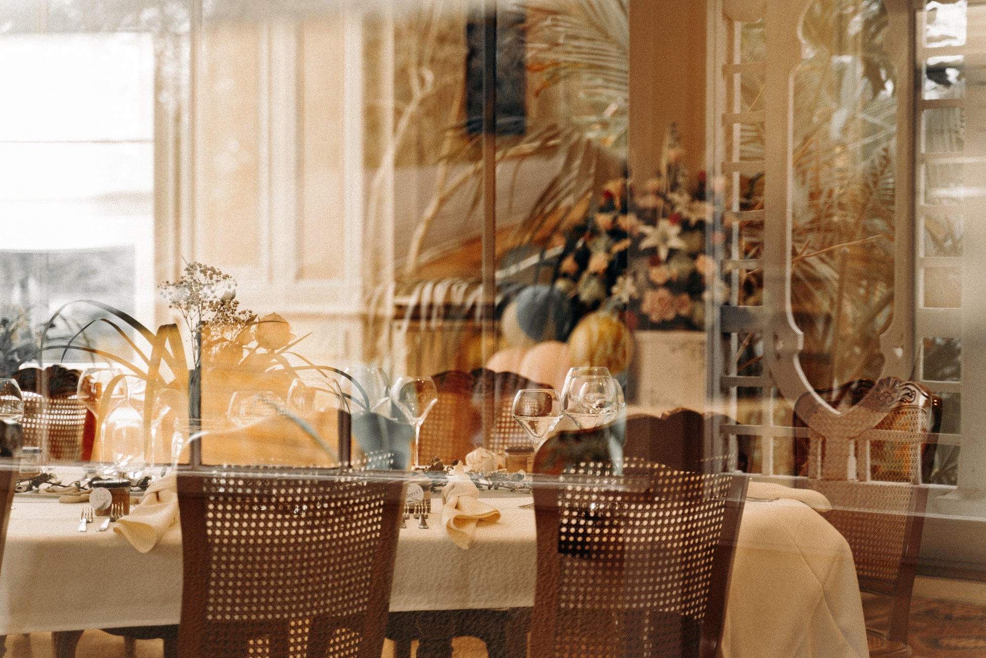 Table de mariage dressée dans la Villa du Parc, ambiance chic et raffinée