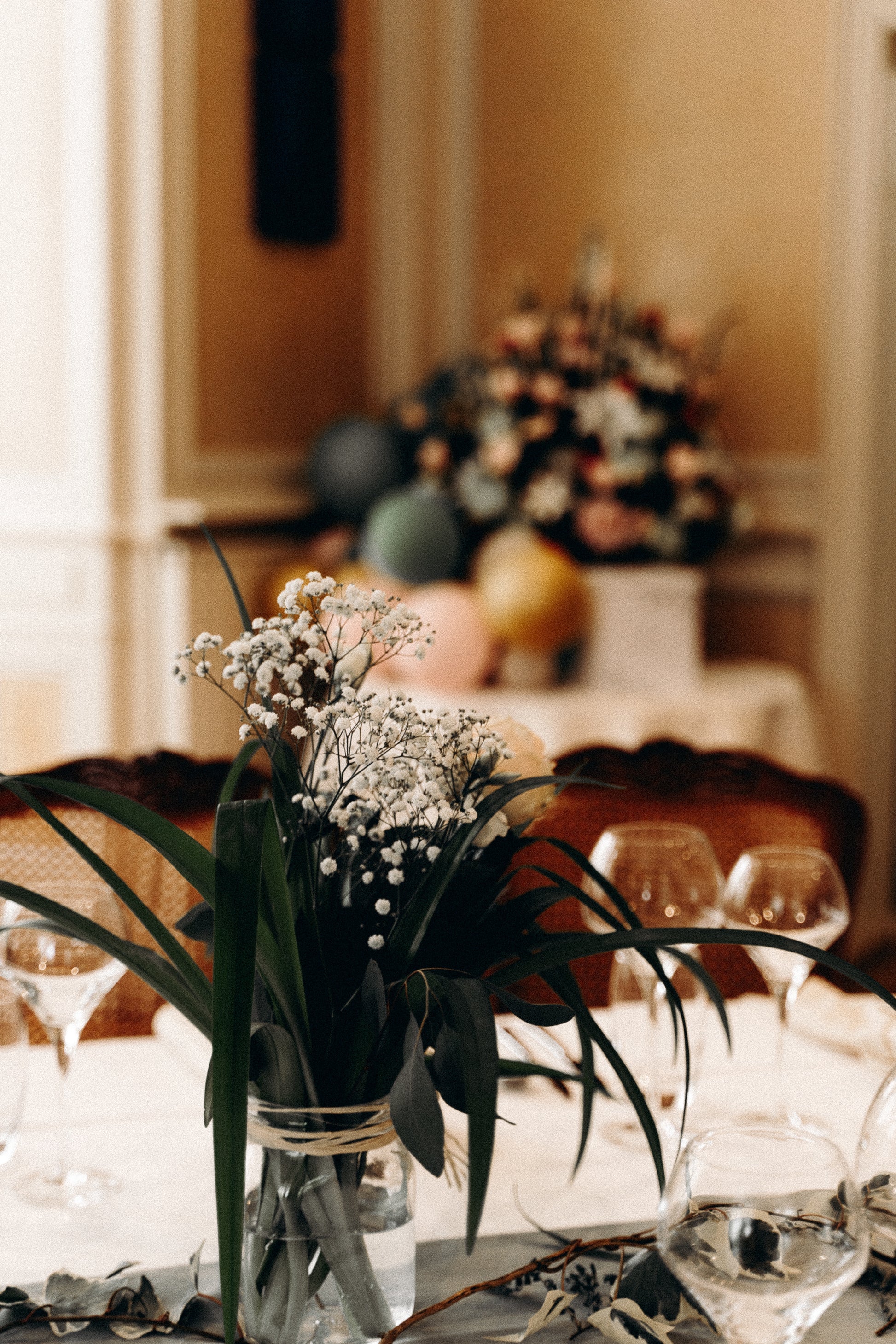 Table de mariage dressée dans la Villa du Parc, ambiance chic et raffinée