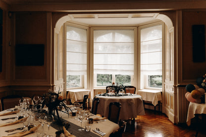 Table de mariage dressée dans la Villa du Parc, ambiance chic et raffinée