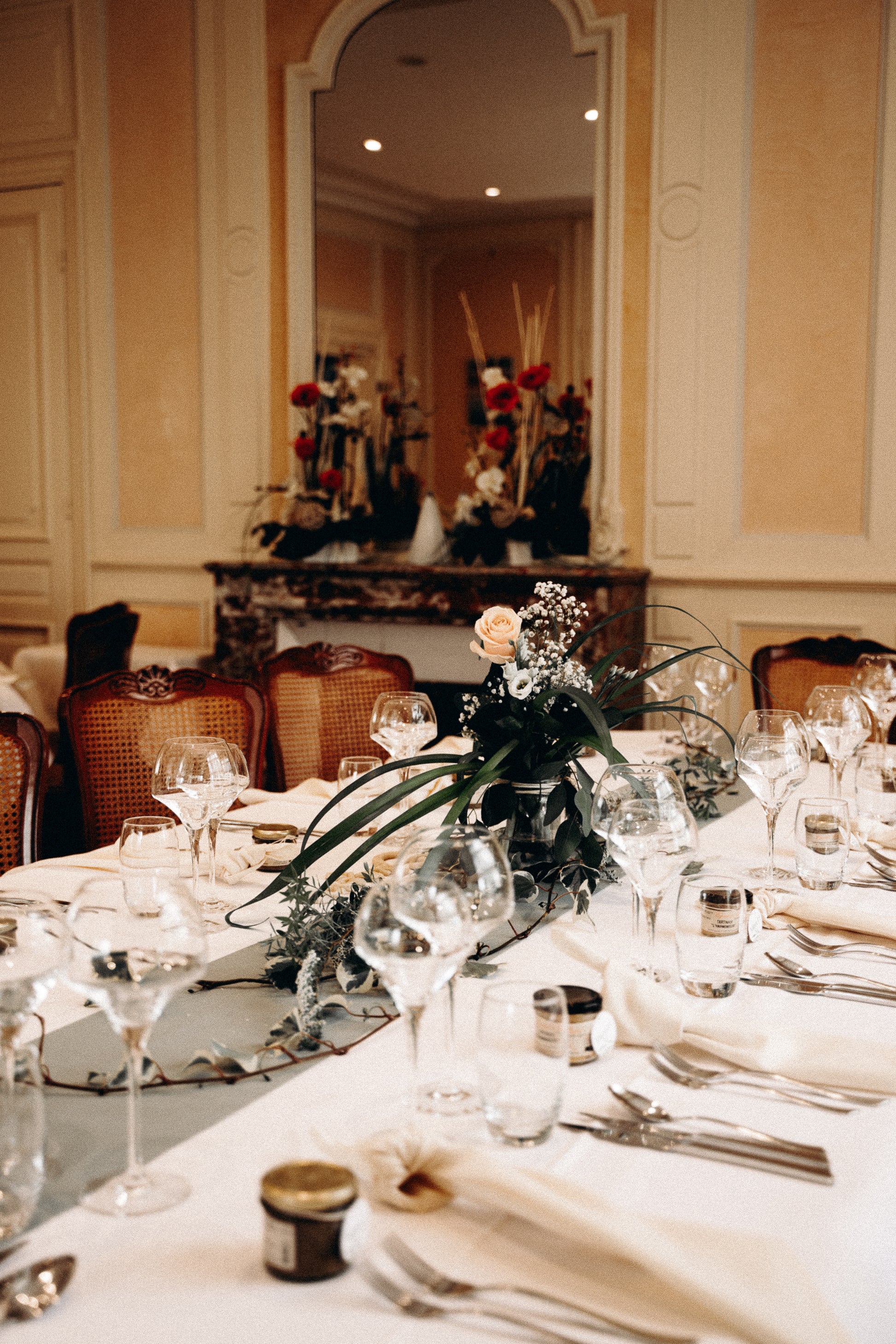 Table de mariage dressée dans la Villa du Parc, ambiance chic et raffinée