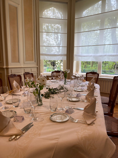Table de mariage dressée dans la Villa du Parc, ambiance chic et raffinée
