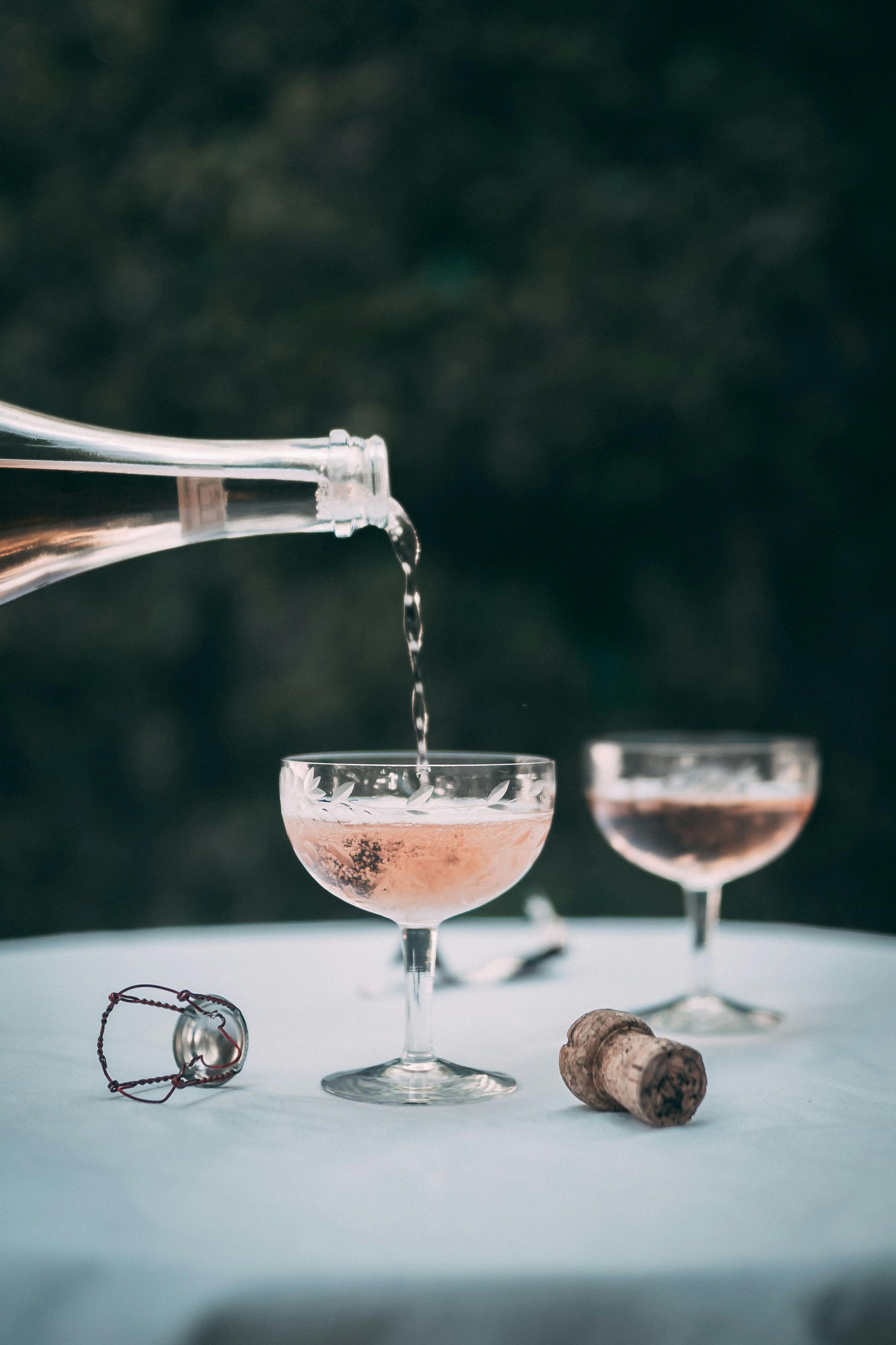  Invité trinquant lors du cocktail de mariage à Mulhouse