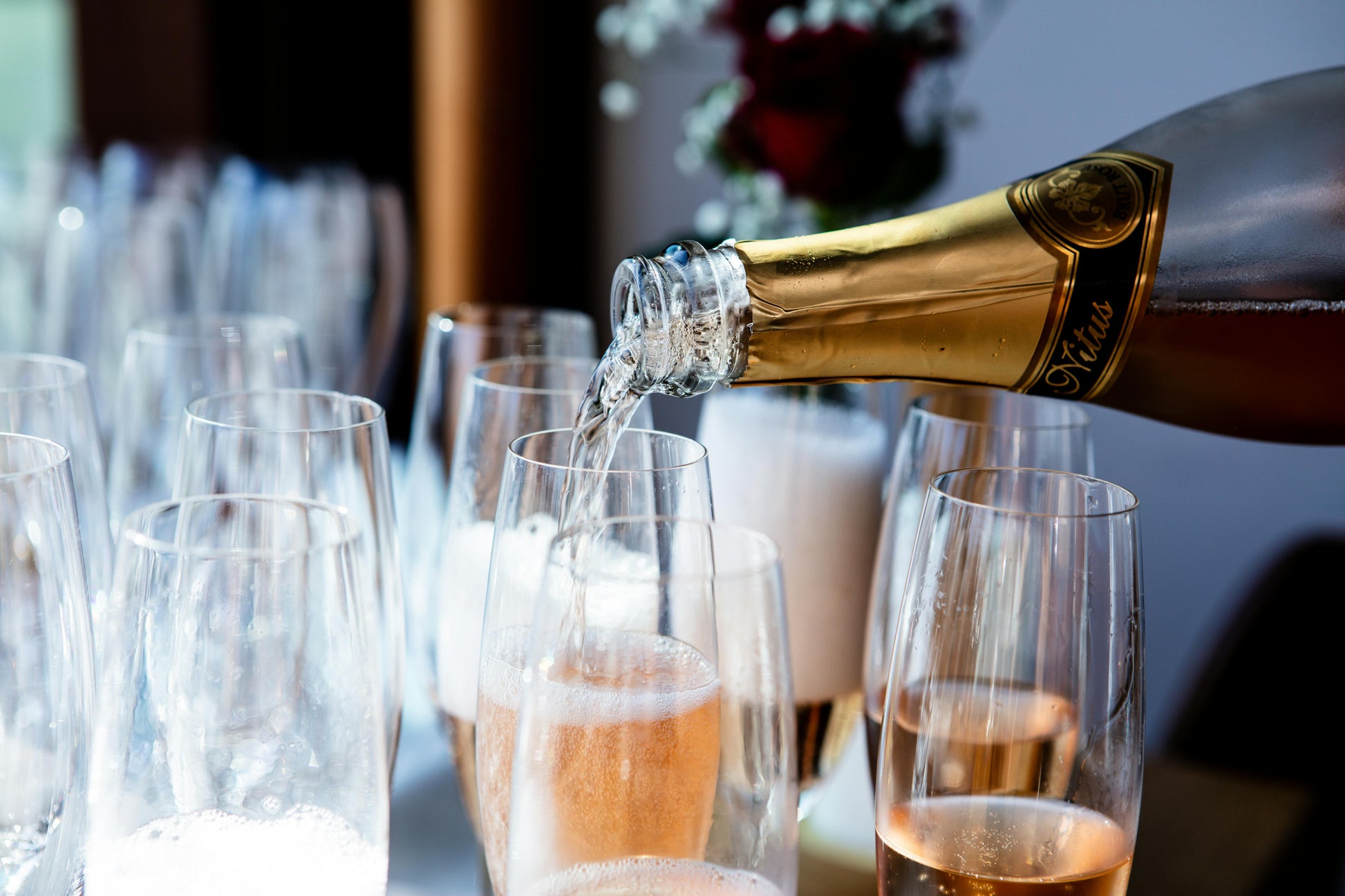  Invité trinquant lors du cocktail de mariage à Mulhouse