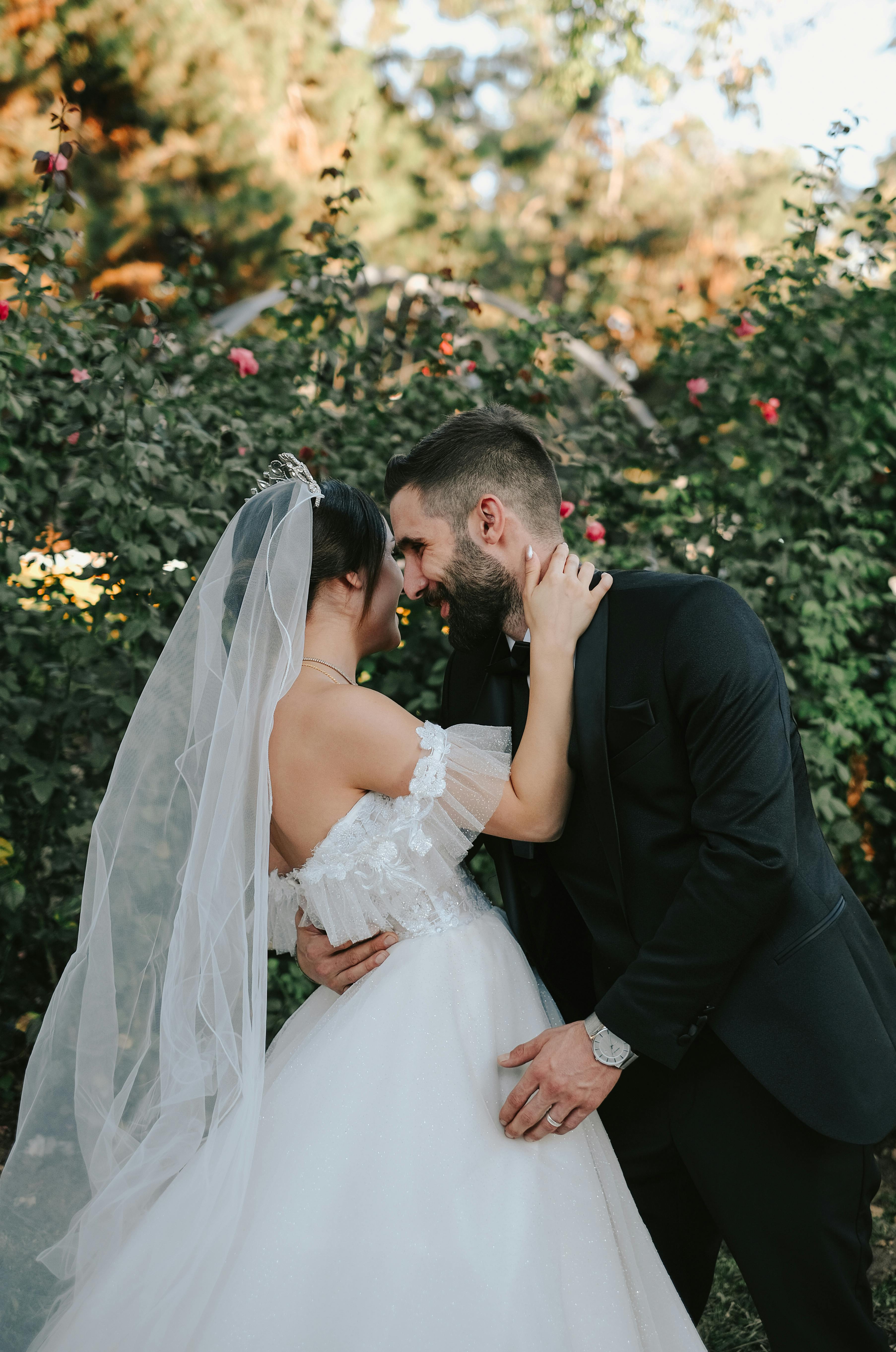  Photo des mariés dans le jardin de l’Hôtel du Parc à Mulhouse, jour du mariage

