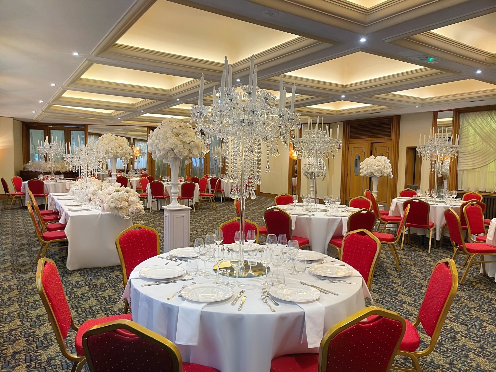 Dîner de mariage élégant dans la Salle des Ambassadeurs à Mulhouse